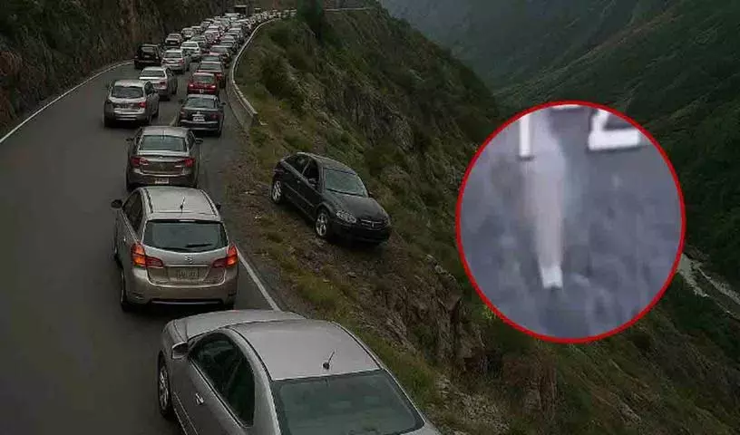 एक कार का कंट्रोल खो गया और वह घाटी में गिर गई.. आगे क्या हुआ? एक कार का कंट्रोल खो गया और वह घाटी में गिर गई.. आगे क्या हुआ?