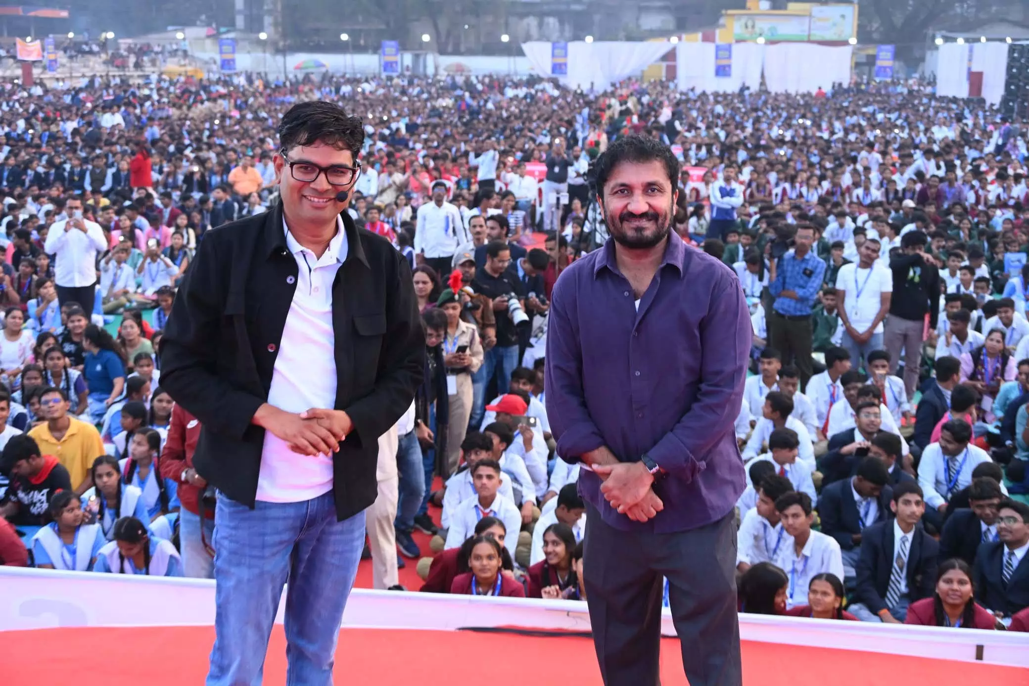 वित्तमंत्री ने सौ से अधिक बच्चों को 5-5 हजार रुपये स्वेच्छानुदान देने की घोषणा की वित्तमंत्री ने सौ से अधिक बच्चों को 5-5 हजार रुपये स्वेच्छानुदान देने की घोषणा की