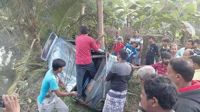 Uluberia में तालाब में गिरने से 3 छात्रों की मौत Uluberia में तालाब में गिरने से 3 छात्रों की मौत