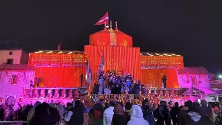 फूलों और रोशनी से जगमग बद्रीनाथ धाम, मंगलवार को बंद होंगे मंदिर के कपाट फूलों और रोशनी से जगमग बद्रीनाथ धाम, मंगलवार को बंद होंगे मंदिर के कपाट
