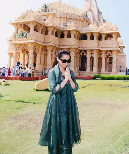 कंगना रनौत ने काशी में किए कालभैरव के दर्शन, पीएम मोदी के राम राज्य की तारीफ की कंगना रनौत ने काशी में किए कालभैरव के दर्शन, पीएम मोदी के राम राज्य की तारीफ की