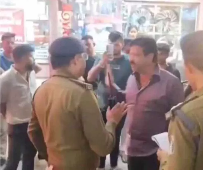 गोलबाजार में अतिक्रमण हटाने के दौरान एएसपी ट्रैफिक और व्यापारियों में विवाद, वीडियो वायरल गोलबाजार में अतिक्रमण हटाने के दौरान एएसपी ट्रैफिक और व्यापारियों में विवाद, वीडियो वायरल