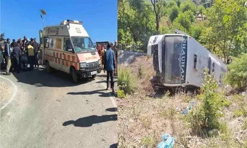 Uttarakhand: गहरी खाई में गिरी बस, 5 श्रद्धालुओं की मौत, अन्य घायल