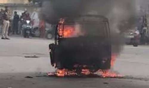 Jamshedpur : टाटानगर रेलवे स्टेशन के बाहर धमाके, इइलाके में दहशत Jamshedpur : टाटानगर रेलवे स्टेशन के बाहर धमाके, इइलाके में दहशत