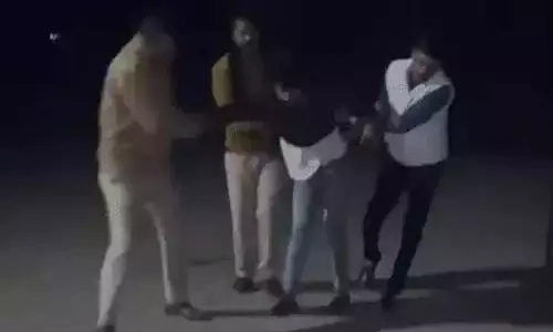 चाकूबाज पर पुलिस के डंडे का कहर, लंगड़ाते दिखा