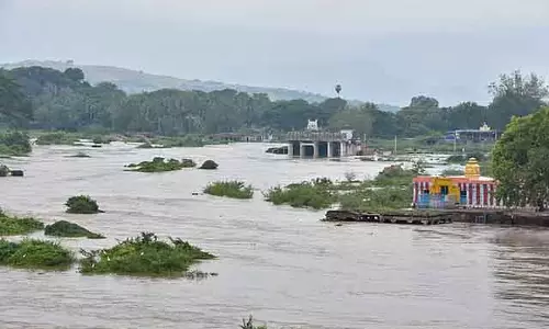तमिरावरुनी तट के किनारे रहने वाले लोगों को सुरक्षित रहने की सलाह दी गई है तमिरावरुनी तट के किनारे रहने वाले लोगों को सुरक्षित रहने की सलाह दी गई है