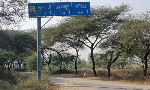 सिरसा हाईवे पर गुमराह करने वाले रोड साइन यात्रियों को कन्फ्यूज कर रहे सिरसा हाईवे पर गुमराह करने वाले रोड साइन यात्रियों को कन्फ्यूज कर रहे