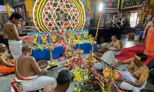 Mumbai : मंडला सीजन के दौरान माटुंगा के शंकर मठ में विशेष पूजा के लिए भक्त जुटे