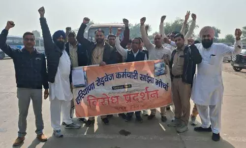 Sirsa राज्य रोडवेज कर्मचारियों ने अनदेखी के खिलाफ प्रदर्शन, राज्यव्यापी मार्च की चेतावनी Sirsa राज्य रोडवेज कर्मचारियों ने अनदेखी के खिलाफ प्रदर्शन, राज्यव्यापी मार्च की चेतावनी