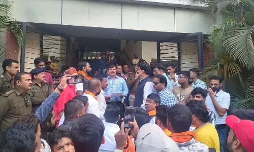 Indore : विश्व हिंदू परिषद-बजरंग दल का RTO पर विरोध प्रदर्शन Indore : विश्व हिंदू परिषद-बजरंग दल का RTO पर विरोध प्रदर्शन