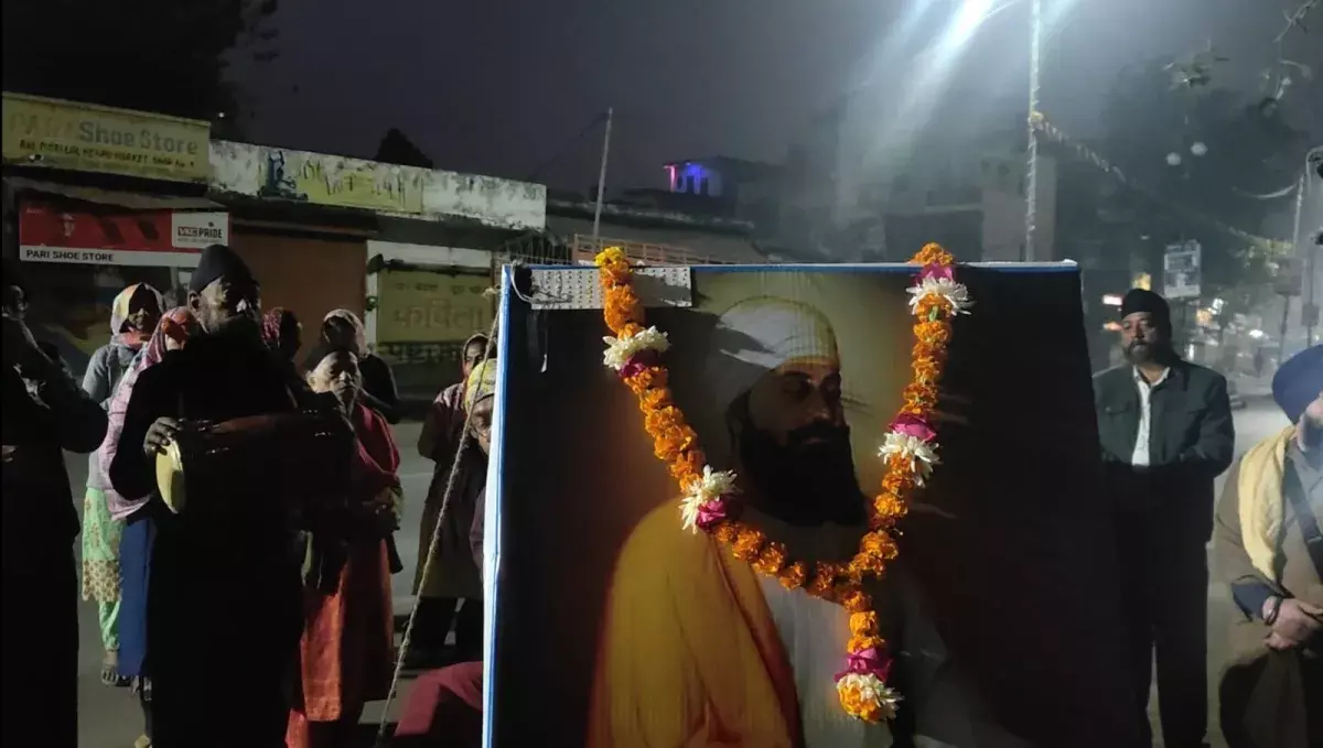 Auraiya: शहीदी दिवस पर औरैया की सड़कों पर गूंजी प्रभातफेरी
