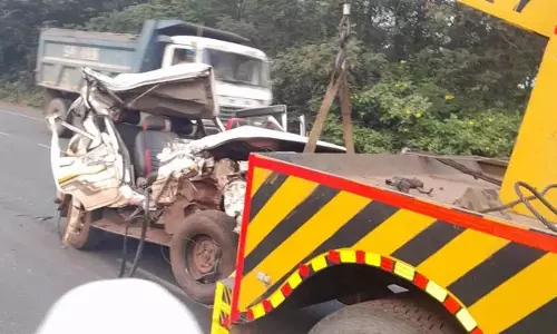 कटक में NH-16 पर बोलेरो SUV के कंटेनर ट्रक से टकराने से तीन लोगों की मौत हो गई कटक में NH-16 पर बोलेरो SUV के कंटेनर ट्रक से टकराने से तीन लोगों की मौत हो गई