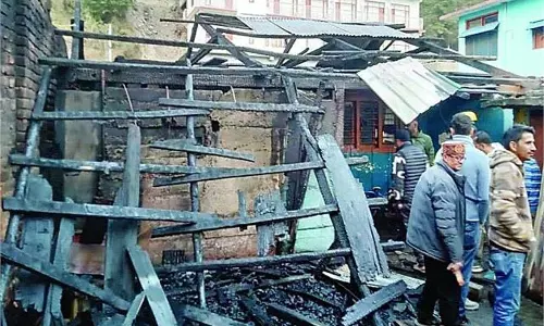 Himachal : लक्कड़ बाजार में आग का तांडव, लाखों का नुकसान Himachal : लक्कड़ बाजार में आग का तांडव, लाखों का नुकसान