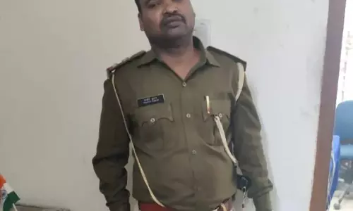 Araria: फर्जी दरोगा बनकर वसूली करने वाला रणवीर धर दबोचा गया Araria: फर्जी दरोगा बनकर वसूली करने वाला रणवीर धर दबोचा गया
