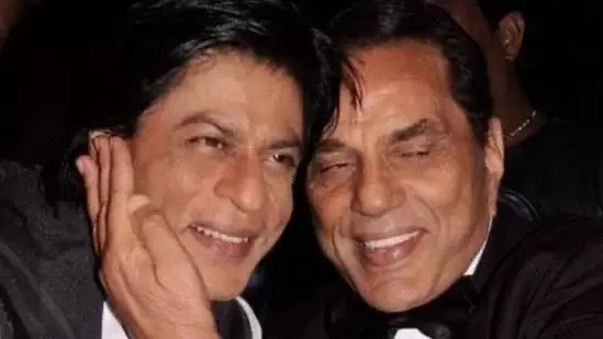 Shah Rukh Khan ने ‘पितातुल्य’ धर्मेंद्र को भावुक विदाई दी Shah Rukh Khan ने ‘पितातुल्य’ धर्मेंद्र को भावुक विदाई दी