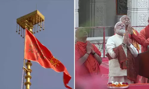 अयोध्या में राम मंदिर के परंपराओं से PM मोदी ने ऊपर भगवा झंडा फहराया