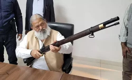 Haryana : सेना ने शहीद स्मारक पर प्रदर्शन के लिए 5 विंटेज राइफलें भेंट कीं