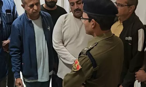 Karnal में शादी के दौरान घर में डकैती, पुलिस ने पीछा कर 5 लोगों को गिरफ्तार किया Karnal में शादी के दौरान घर में डकैती, पुलिस ने पीछा कर 5 लोगों को गिरफ्तार किया