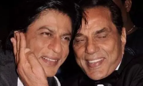 Shah Rukh Khan ने धर्मेंद्र को श्रद्धांजलि दी