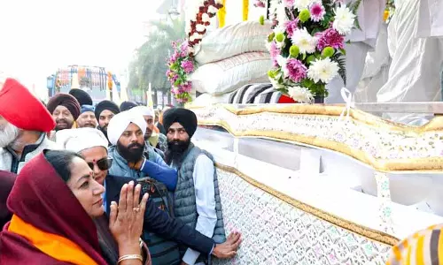 गुरु तेग बहादुर शहीदी दिवस, दिल्ली के CM ने शीश गंज साहिब गुरुद्वारे से ध्वज यात्रा को हरी झंडी दिखाई गुरु तेग बहादुर शहीदी दिवस, दिल्ली के CM ने शीश गंज साहिब गुरुद्वारे से ध्वज यात्रा को हरी झंडी दिखाई