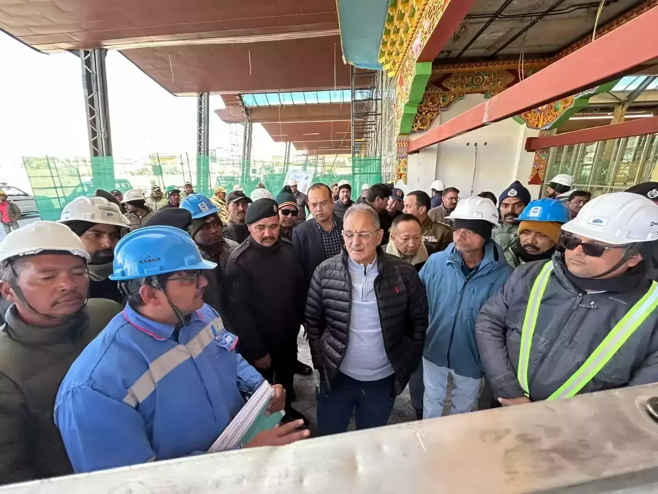 Leh: लेह एयरपोर्ट परियोजना की समीक्षा के लिए एलजी पहुंचे Leh: लेह एयरपोर्ट परियोजना की समीक्षा के लिए एलजी पहुंचे