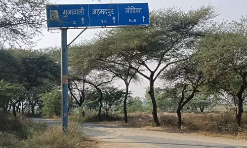 Sirsa हाईवे पर लगे गुमराह करने वाले रोड साइन यात्रियों को कन्फ्यूज कर रहे हैं Sirsa हाईवे पर लगे गुमराह करने वाले रोड साइन यात्रियों को कन्फ्यूज कर रहे हैं