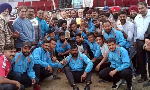 Jalandhar CRPF ने मोहाली क्लब पर करीबी जीत के बाद फुटबॉल ट्रॉफी जीती