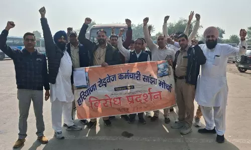 Haryana : राज्य रोडवेज कर्मचारियों ने अनदेखी के खिलाफ प्रदर्शन किया Haryana : राज्य रोडवेज कर्मचारियों ने अनदेखी के खिलाफ प्रदर्शन किया