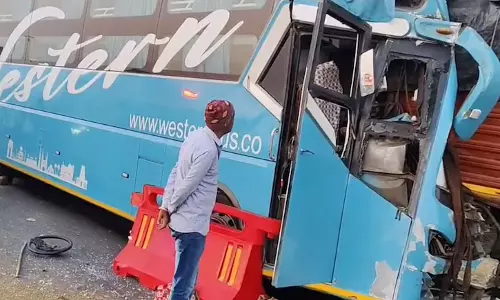 बस और ट्रक की टक्कर, दो लोगों की मौत, टक्कर इतनी जोरदार थी कि... बस और ट्रक की टक्कर, दो लोगों की मौत, टक्कर इतनी जोरदार थी कि...