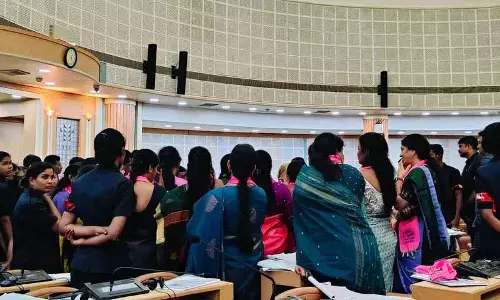 औद्योगिक नीति पर GHMC की बैठक में बीआरएस पार्षदों के हंगामे से हंगामे की स्थिति औद्योगिक नीति पर GHMC की बैठक में बीआरएस पार्षदों के हंगामे से हंगामे की स्थिति