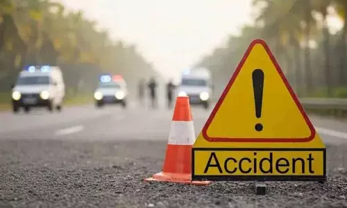 Mancherial में लॉरी ने बाइक को टक्कर मार दी, 12 साल के लड़के की मौत, पिता घायल