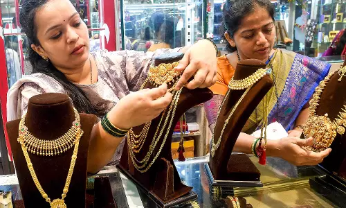 मैक्रो घटनाओं के असर से सोने की कीमत 2026 में 5,000 डॉलर तक पहुंचने की संभावना मैक्रो घटनाओं के असर से सोने की कीमत 2026 में 5,000 डॉलर तक पहुंचने की संभावना