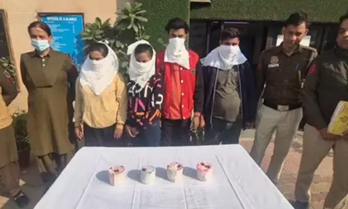 Delhi: बुजुर्ग महिला से लूटपाट के आरोप में चार गिरफ्तार Delhi: बुजुर्ग महिला से लूटपाट के आरोप में चार गिरफ्तार