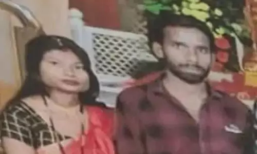पत्नी को पकड़ लिया बात करते, पहले गला दबाया फिर किया सुसाइड