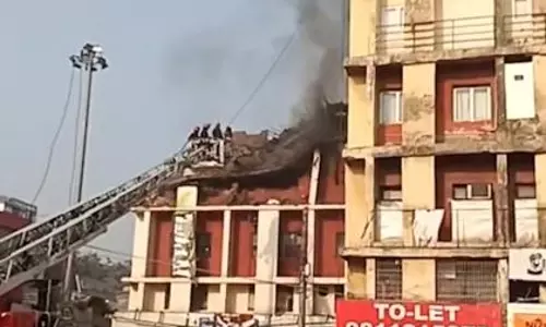 Delhi: नारायणा में भीषण आग लगी, इमारत का एक हिस्सा गिरा