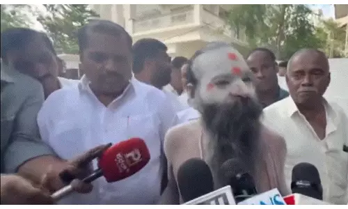 Karnataka के उपमुख्यमंत्री डीके शिवकुमार को वाराणसी साधु से मिला आशीर्वाद