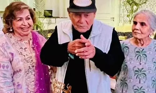 Salim Khan ने परिवार के साथ मनाया 90वां जन्मदिन Salim Khan ने परिवार के साथ मनाया 90वां जन्मदिन