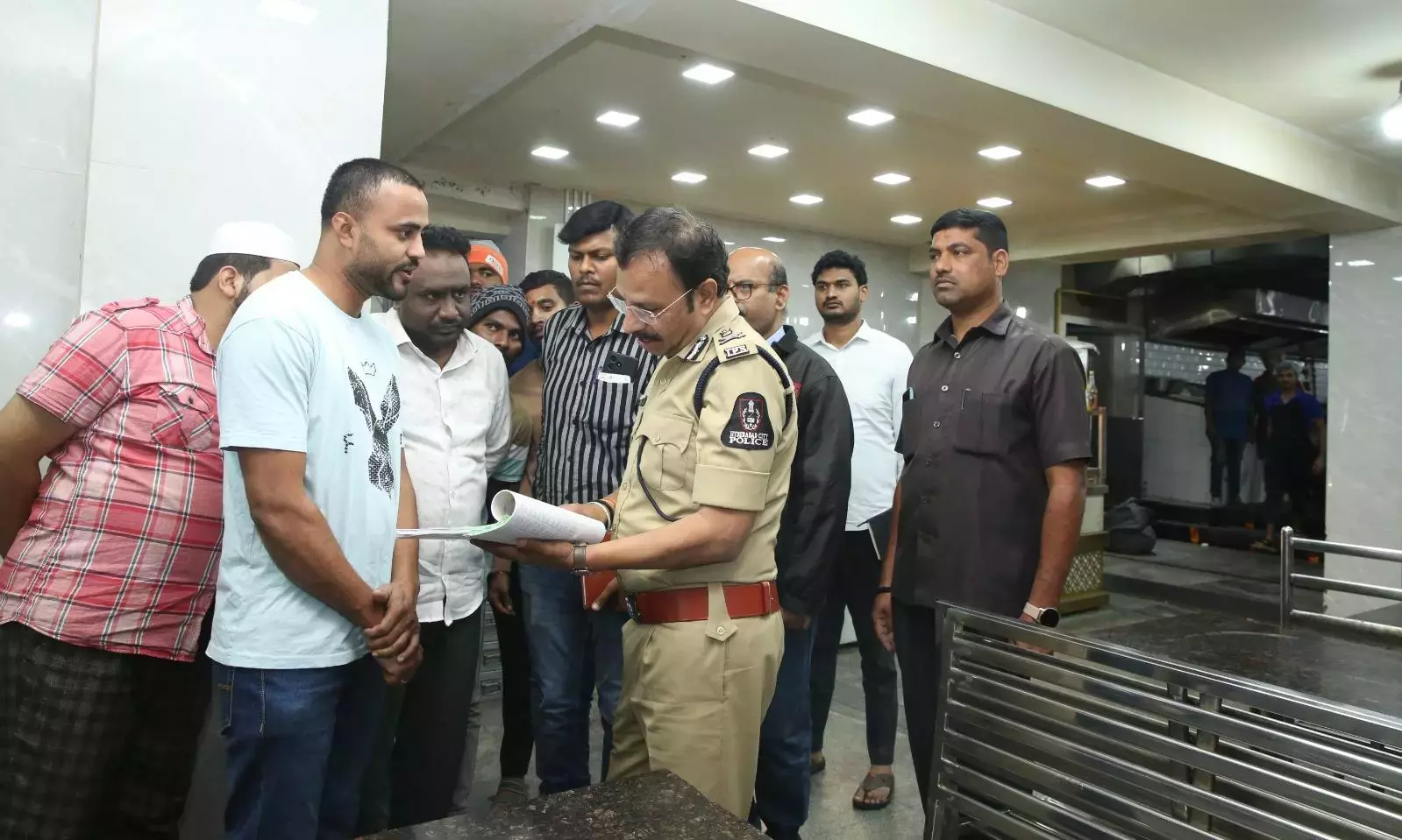 Telangana : सज्जनार ने सरप्राइज विजिट के दौरान बदमाशों से सुधरने को कहा