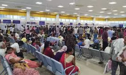 Farrukhabad: अस्पतालों में उमड़ी मरीजों की भीड़ Farrukhabad: अस्पतालों में उमड़ी मरीजों की भीड़