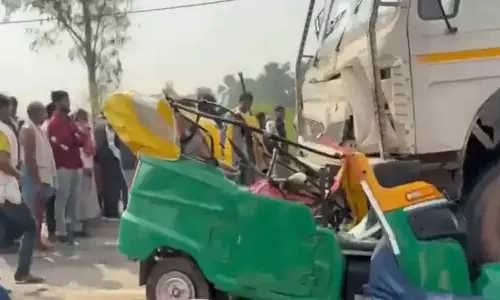 ट्रक और ऑटो-रिक्शा की टक्कर में पांच लोगों की मौत, फंसे शवों को निकालने JCB का इस्तेमाल