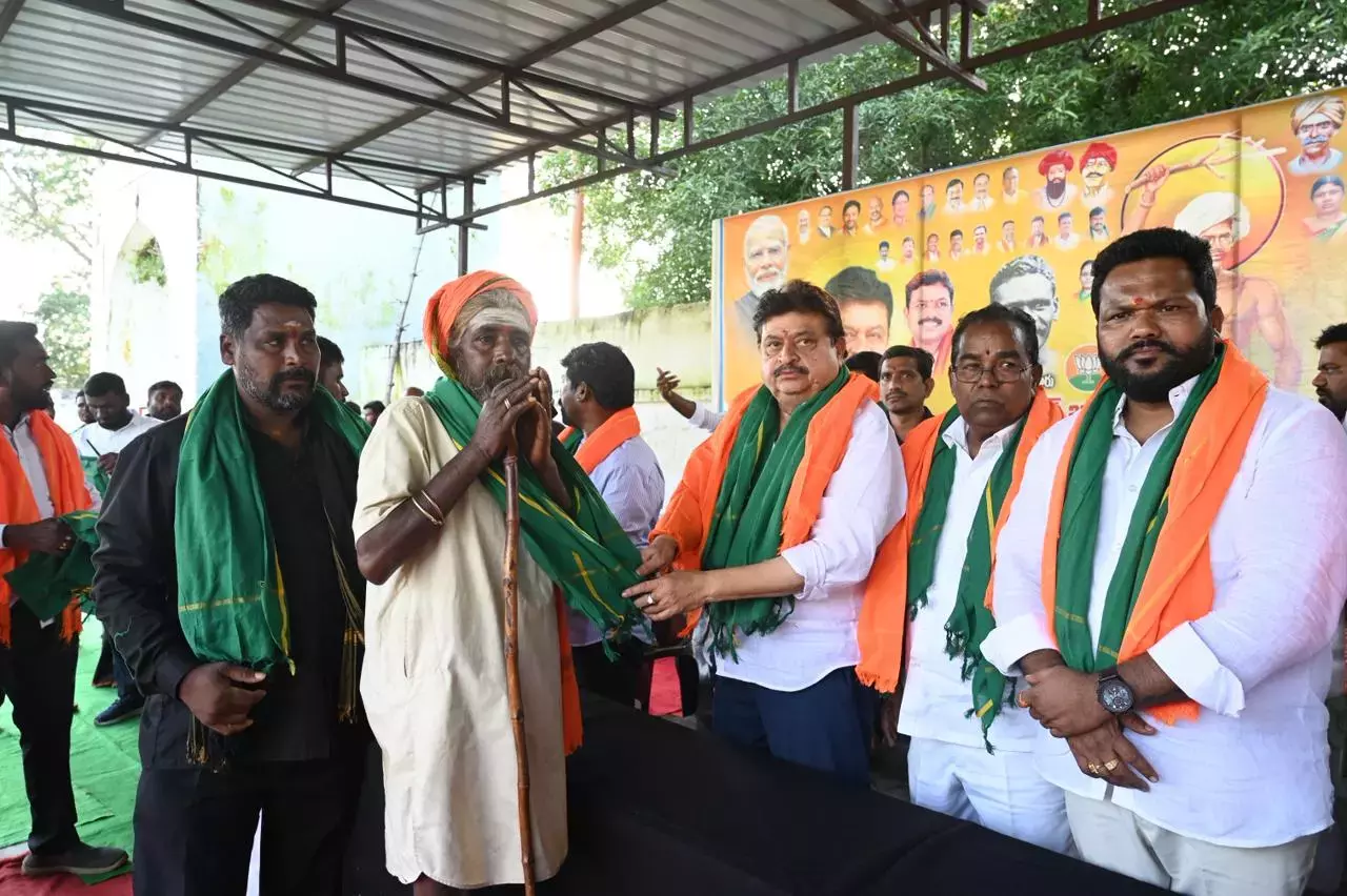 Telangana भाजपा प्रमुख ने आदिवासी नायक बिरसा मुंडा की 150वीं जयंती पर उन्हें श्रद्धांजलि दी Telangana भाजपा प्रमुख ने आदिवासी नायक बिरसा मुंडा की 150वीं जयंती पर उन्हें श्रद्धांजलि दी