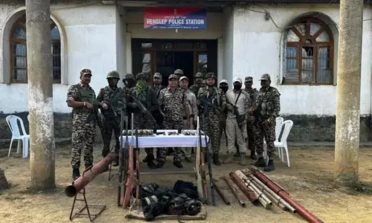 Manipur : असम राइफल्स ने चुराचांदपुर जिले में अवैध हथियारों का बड़ा जखीरा जब्त Manipur : असम राइफल्स ने चुराचांदपुर जिले में अवैध हथियारों का बड़ा जखीरा जब्त