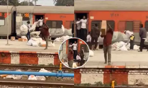 रेलवे स्टाफ ने गलत हैंडलिंग की और UP में कूरियर पैकेज रेल ट्रैक पर फेंके रेलवे स्टाफ ने गलत हैंडलिंग की और UP में कूरियर पैकेज रेल ट्रैक पर फेंके