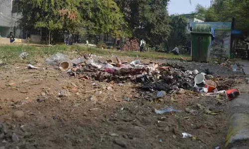 Ludhiana: अस्पताल के पास पार्क में बिखरे कचरे और चूहों की वजह से लोग नहीं आ रहे हैं Ludhiana: अस्पताल के पास पार्क में बिखरे कचरे और चूहों की वजह से लोग नहीं आ रहे हैं