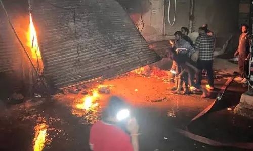 Ludhiana: इलेक्ट्रिकल शोरूम में आग बुझाने के लिए फायरमैन को 14 घंटे तक मशक्कत करनी पड़ी Ludhiana: इलेक्ट्रिकल शोरूम में आग बुझाने के लिए फायरमैन को 14 घंटे तक मशक्कत करनी पड़ी