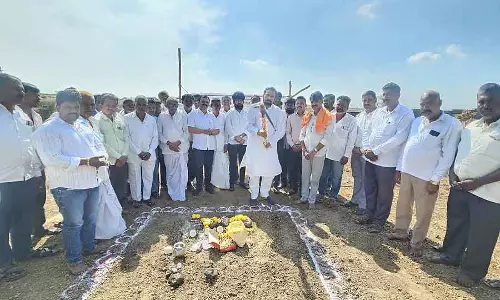 Athani : MLA ने फीमेल स्टूडेंट हॉस्टल के कंस्ट्रक्शन का शुभारंभ किया