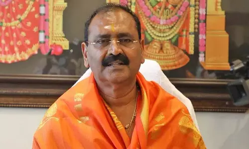 CID ने परकामनी चोरी मामले में टीटीडी के पूर्व चेयरमैन भुमना करुणाकर रेड्डी को नोटिस जारी किया CID ने परकामनी चोरी मामले में टीटीडी के पूर्व चेयरमैन भुमना करुणाकर रेड्डी को नोटिस जारी किया