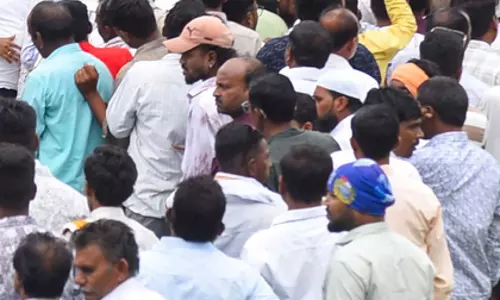 MP: उज्जैन में यूरिया की कमी को लेकर किसानों का प्रदर्शन