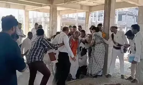 Aadi Srinivas और सिरसिला कलेक्टर गरिमा वेमुलावाड़ा में हुए एक्सीडेंट से बाल-बाल बचे Aadi Srinivas और सिरसिला कलेक्टर गरिमा वेमुलावाड़ा में हुए एक्सीडेंट से बाल-बाल बचे
