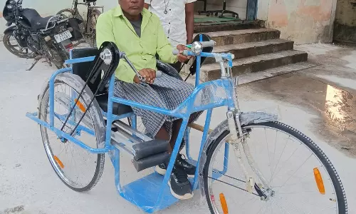 छत्तीसगढ़ सरकार की संवेदनशील पहल से दिव्यांगजनों को तत्काल मिल रही ट्रायसायकल और बैसाखी छत्तीसगढ़ सरकार की संवेदनशील पहल से दिव्यांगजनों को तत्काल मिल रही ट्रायसायकल और बैसाखी